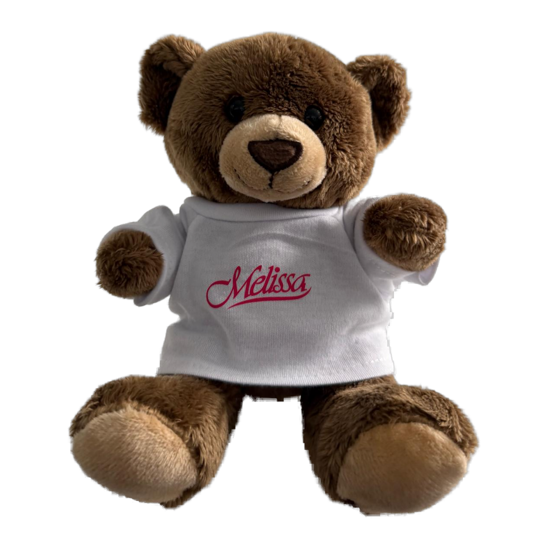Melissa Naschenweng Teddybär (Dunkel) – brauner Bär mit weißem Melissa-Shirt